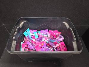 lot 3052 image: Assortment of 99 mini desktop staplers, in 4 different colors