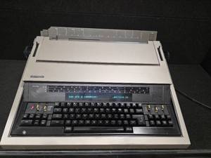 lot 3071 image: AWESOME Panasonic KX-E708 Electronic Typewriter Seems to function perfectly