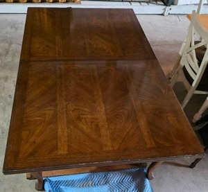 lot 3096 image: Splendid 4- Legged Drexel Hardwood Table with 3 Leaves and 3 table Pads