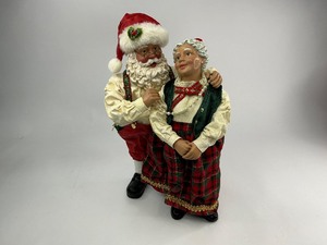 lot 8 image: 2002 Possible Dreams Clothtique Collection Santa gives Mrs. Claus Pearls