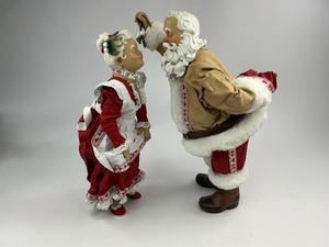 lot 20 image: 2002 Possible Dreams Clothtique Collection Santa & Mrs. Claus Under the Mistletoe