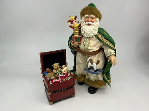 lot 40 image: 2000 Possible Dreams Clothtique Collection Holiday Treasures Santa