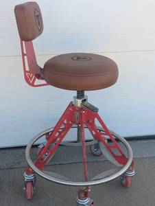 lot 7 image: Vyper Industrial Rolling Stool