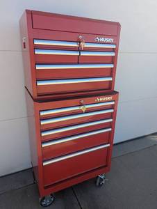 lot 11 image: Husky 27 in. 10-Drawer Red Tool Chest Combo