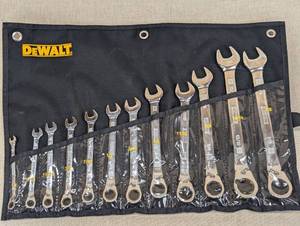 lot 131 image: DeWalt Ratcheting Wrench Set with Pouch