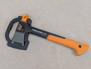 lot 141 image: Fiskars X7 Hatchet