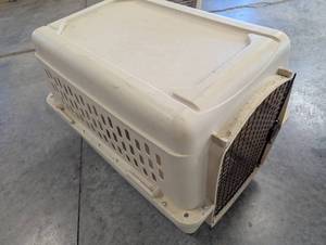 lot 169 image: Plastic Pet Carrier with Metal Door