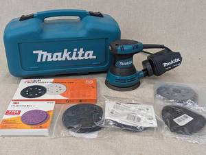 lot 27 image: Makita BO5030 Random Orbit Sander with Accessories