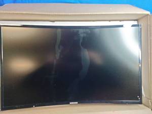 lot 33 image: Samsung 27 Full HD 1080p Curved Screen