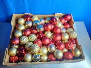 lot 40 image: Large Lots Christmas Tree Bulbs