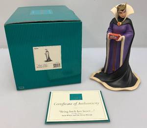 lot 5 image: Est.1 75.00 - $300.00 Disneys WDCC (Snow White) QUEEN  Bring Back Her Heart  Figurine In Original Box With COA