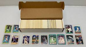 lot 35 image: Misc. Unsorted Baseball Cards