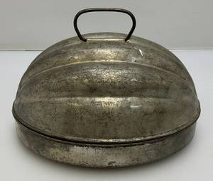 lot 53 image: Vintage 2 Piece Double Handle English Style Pudding Mold