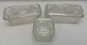 lot 100 image: Vintage 1940s Federal Glass Refrigerator Dishes With Lids Vegetable Design (Chips Present On Lids And Lid Rims)