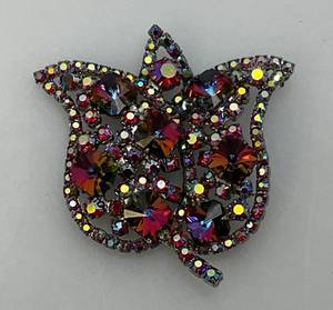 lot 114 image: Vintage Rose Bud Brooch With Colored Rhinestones 2 x 2