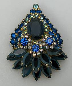 lot 129 image: Vintage Multi Colored Blue Rhinestone Brooch 2 x 2 12