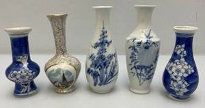 lot 197 image: Group Of Vintage Miniature Oriental Blue And White Vases