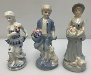 lot 199 image: Vintage Blue And White Porcelain Figures