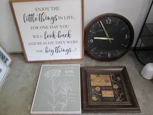 lot 553 image: 21 Wood framed wall clock with ass...