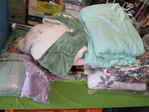 lot 762 image: Nice variety of throw blankets, com...