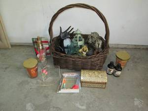 lot 566 image: Large wicker basket containing a va...