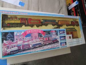 lot 770 image: Dickensville Collectables Christmas...