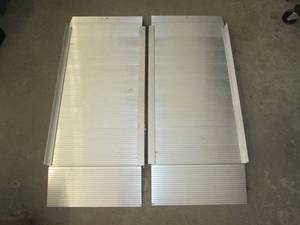 lot 575 image: Ez-Access Suitcase single fold styl...