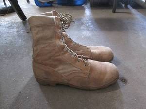 lot 580 image: Adult 9.5W tan tactical boots...