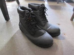 lot 581 image: Mens 10 Timberland work boots...