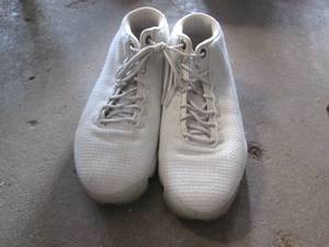 lot 582 image: Mens 11 Nike Air knit shoes...