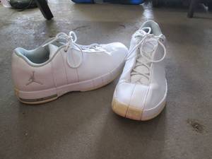 lot 584 image: Mens 12 Nike Air Jordans Te2 shoe...