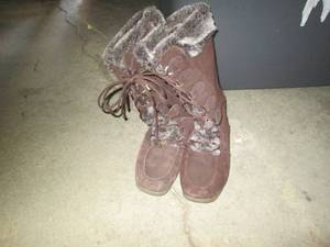 lot 593 image: Womens 8 suede fashion boots...