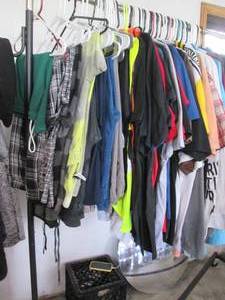 lot 605 image: Mens t-shirts, polos, safety vests...