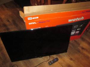 lot 484 image: One Roku 32 HD smart flat screen t...