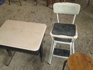 lot 516 image: Adjustable height student desk with...