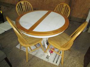 lot 521 image: Round Light tone Wood round pedesta...