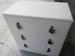 lot 532 image: White shabby Chic style 3-drawer ni...