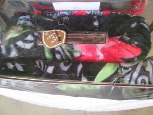 lot 537 image: Queen size bed spread, blanket and ...