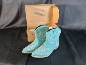 lot 3 image: Turquoise Western Cowboy Boots Size 40