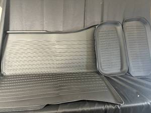lot 64 image: Set of Rubber Car Floor Mats with Rear Cargo Mat