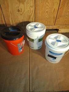 lot 85 image: Buckets screw on lids and Bucket Caddies