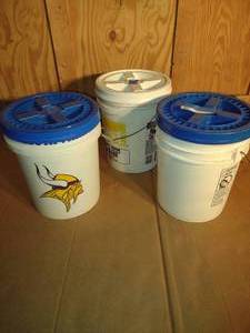 lot 86 image: Buckets screw on lids and Bucket Caddies