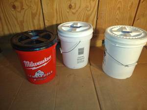 lot 87 image: Buckets screw on lids and Bucket Caddies