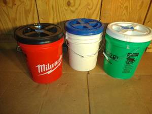 lot 88 image: Buckets screw on lids and Bucket Caddies