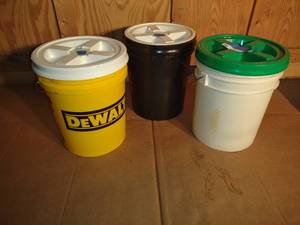 lot 89 image: Buckets screw on lids and Bucket Caddies