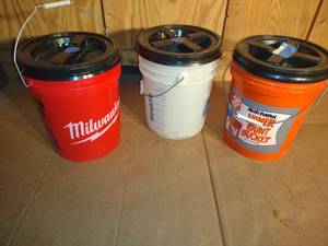 lot 90 image: Buckets screw on lids and Bucket Caddies