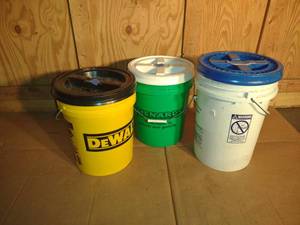 lot 91 image: Buckets screw on lids and Bucket Caddies
