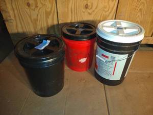 lot 92 image: Buckets screw on lids and Bucket Caddies