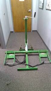 lot 22 image: John Deere Lawn Mower Lift