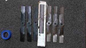 lot 32 image: John Deere mower blades